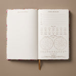 Interior del cuaderno Floral Garden con páginas rayadas y espacio para escritura.