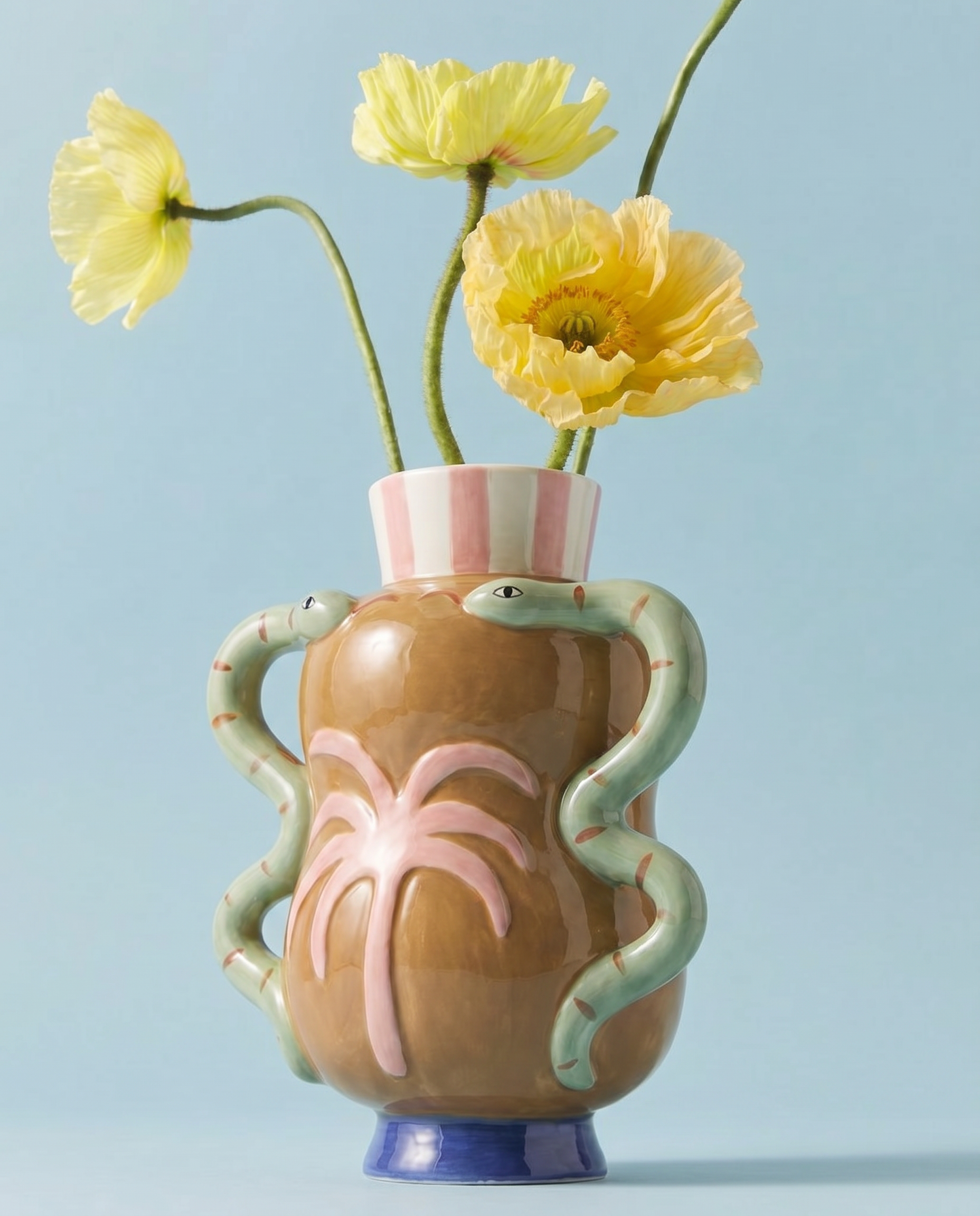 Jarrón decorativo de cerámica con flores amarillas sobre fondo azul.