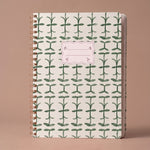 Libreta A4 de espiral Green Vine con estampado vegetal en tonos verdes.