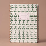 Libreta A4 de espiral Green Vine con estampado vegetal en tonos verdes.