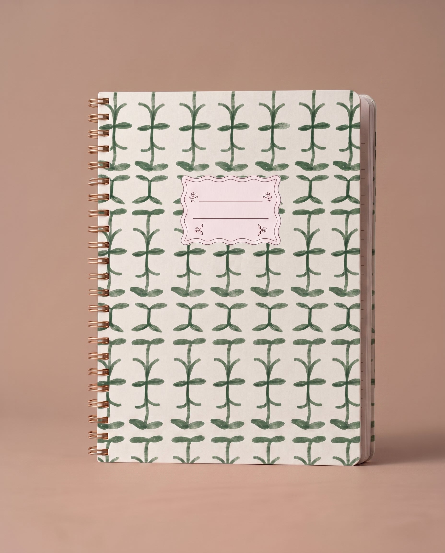 Libreta A4 de espiral Green Vine con estampado vegetal en tonos verdes.