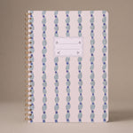 Libreta A4 de espiral Large Wavy Blue con estampado ondulado en tonos azules.