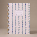 Libreta A4 de espiral Large Wavy Blue con estampado ondulado en tonos azules.