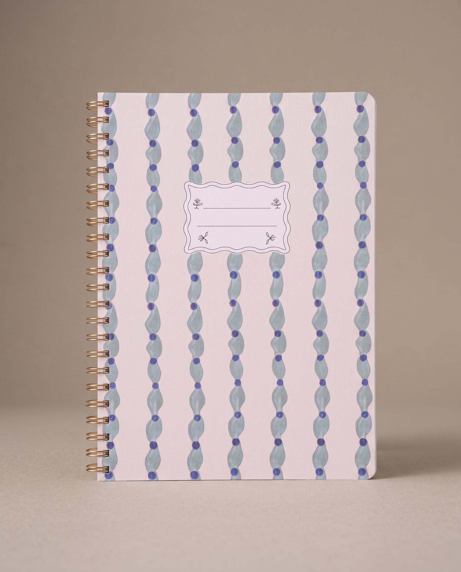 Libreta A4 de espiral Large Wavy Blue con estampado ondulado en tonos azules.
