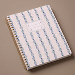 Vista de la portada de la libreta A4 Large Wavy Blue con tapa blanda texturizada.