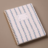 Vista de la portada de la libreta A4 Large Wavy Blue con tapa blanda texturizada.