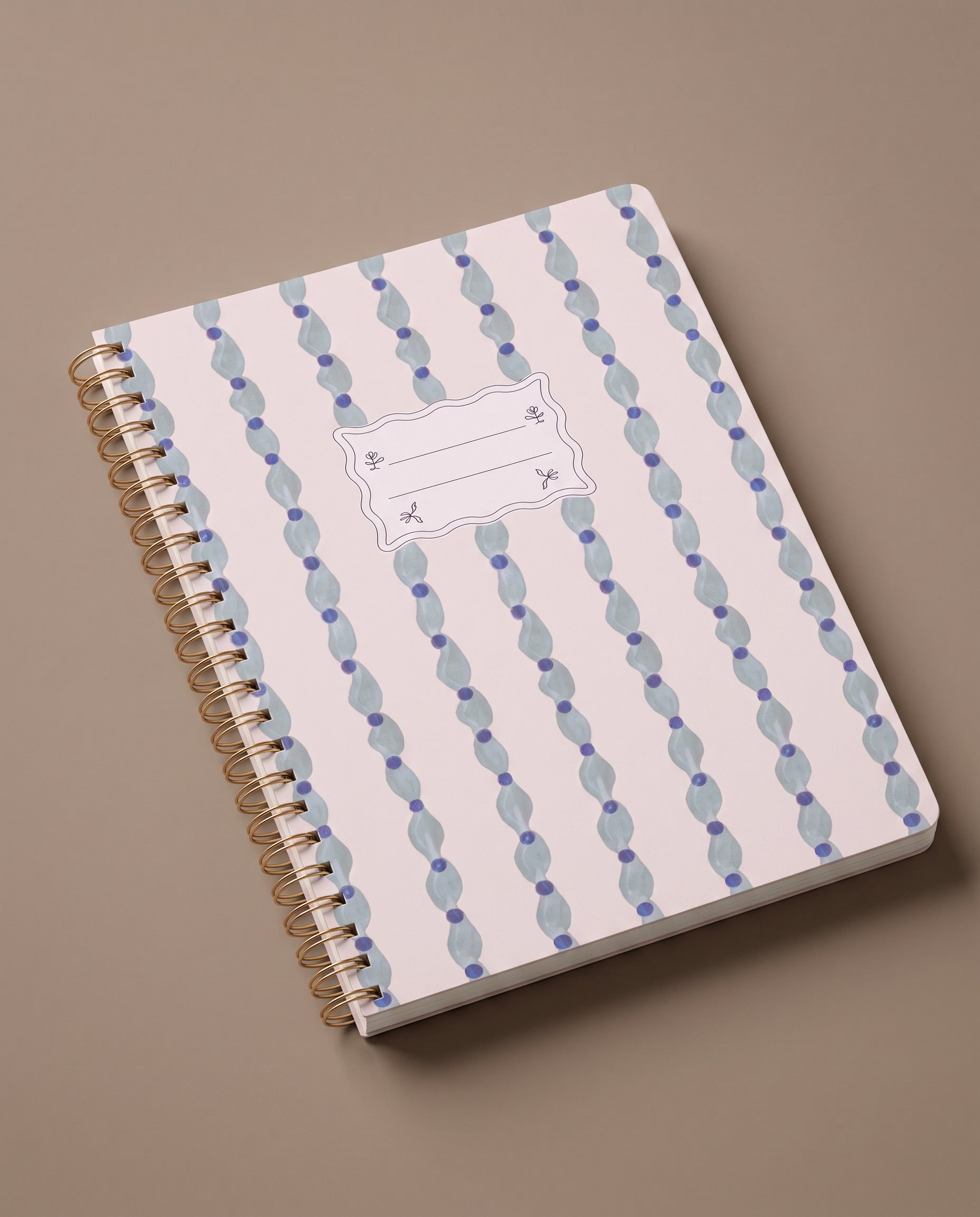 Vista de la portada de la libreta A4 Large Wavy Blue con tapa blanda texturizada.