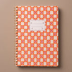 Vista de la portada de la libreta A4 Orange Check con tapa blanda de papel texturizado.