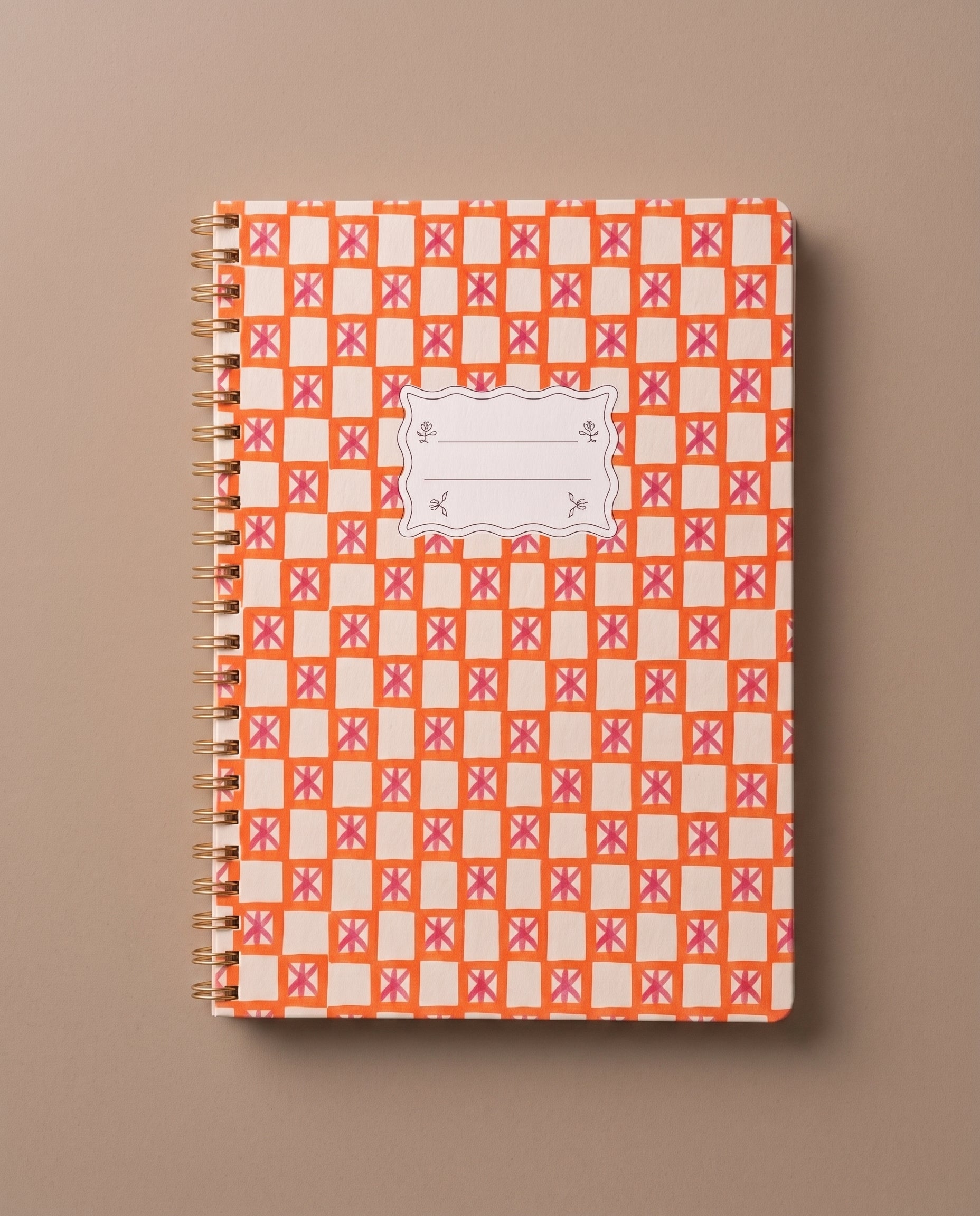 Vista de la portada de la libreta A4 Orange Check con tapa blanda de papel texturizado.
