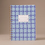 Libreta de espiral Blue Lattice con estampado geométrico en tonos azules.