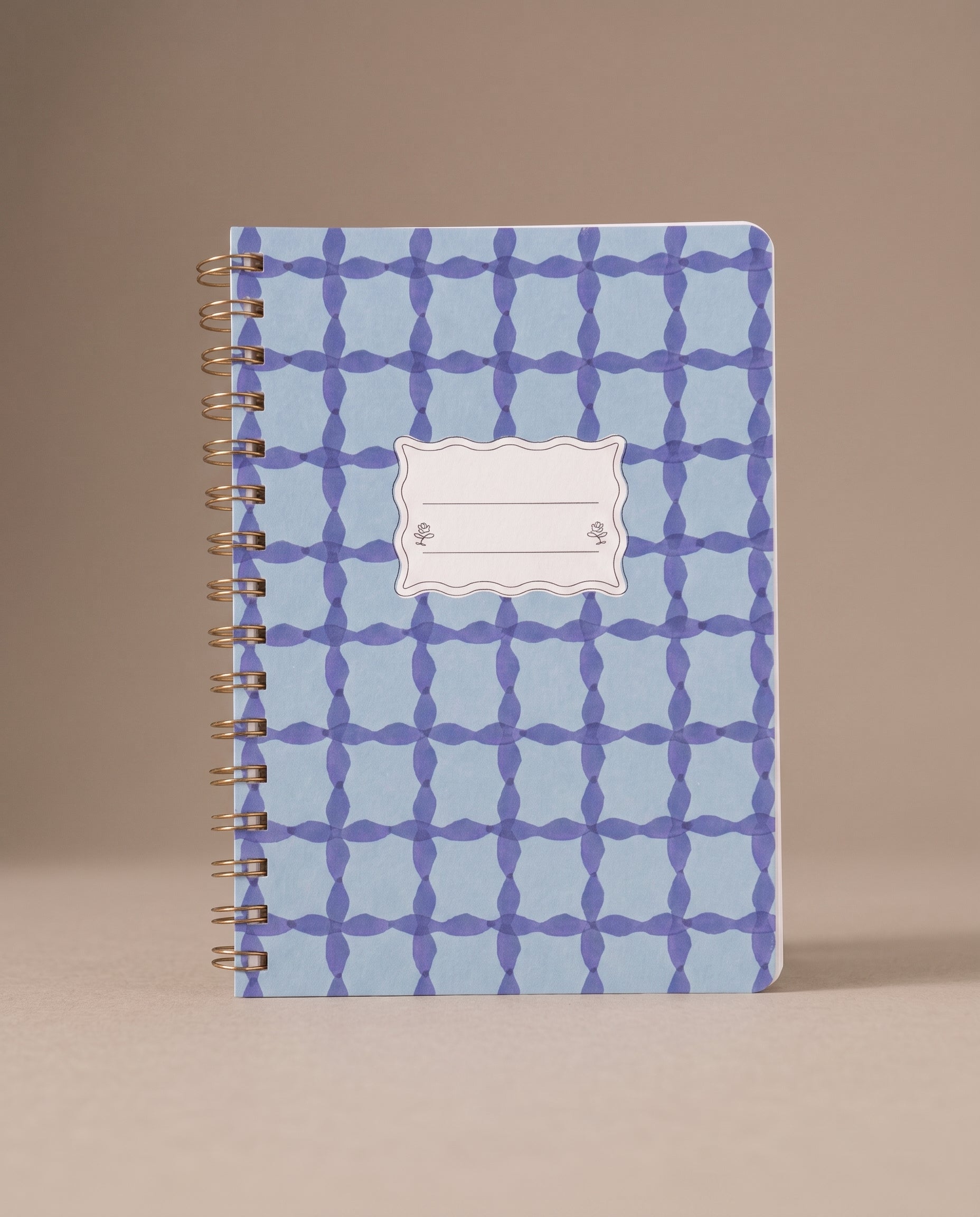 Libreta de espiral Blue Lattice con estampado geométrico en tonos azules.
