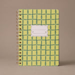 Libreta de espiral Green Lattice con estampado geométrico en tonos verdes.