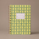 Libreta de espiral Green Lattice con estampado geométrico en tonos verdes.