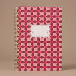 Libreta de espiral Pinwheel Pink con estampado geométrico en tonos rosa y fucsia.