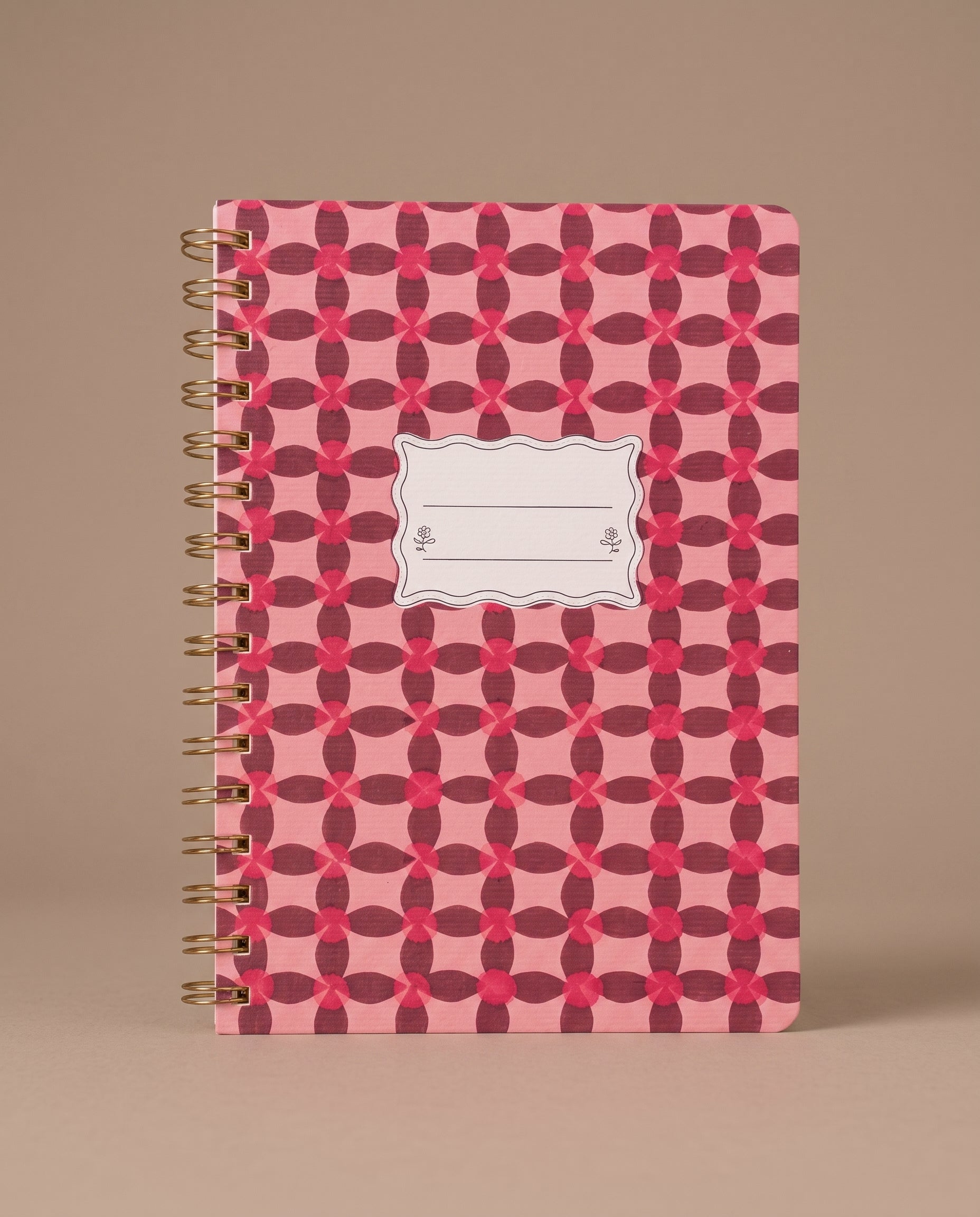 Libreta de espiral Pinwheel Pink con estampado geométrico en tonos rosa y fucsia.