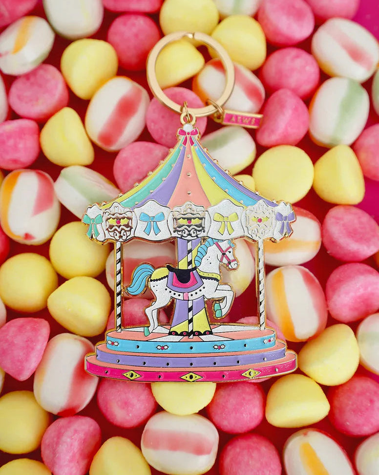 Detalle del llavero dorado con caballo y toldo multicolor esmaltado.