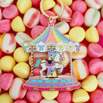 Detalle del llavero dorado con caballo y toldo multicolor esmaltado.