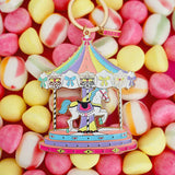 Detalle del llavero dorado con caballo y toldo multicolor esmaltado.