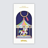 Llavero esmaltado con diseño de carrusel en tonos pastel y detalles dorados.