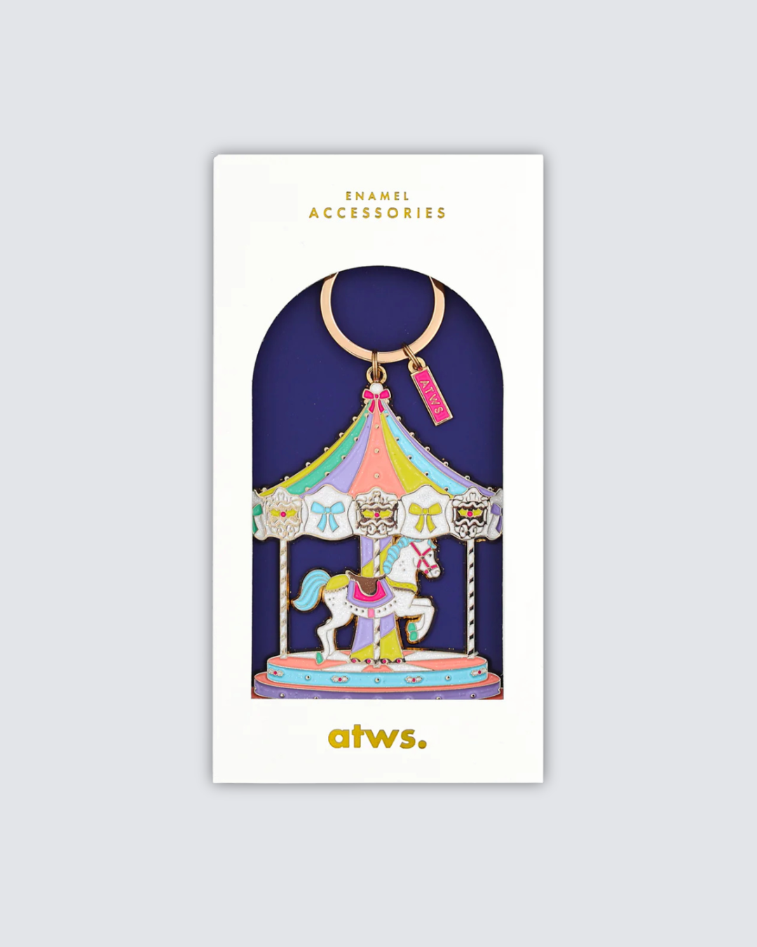 Llavero esmaltado con diseño de carrusel en tonos pastel y detalles dorados.