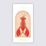 Llavero esmaltado en forma de langosta roja con detalles dorados.