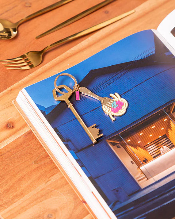 Llavero Pasta Lover de All The Ways To Say con detalles de esmalte brillante.