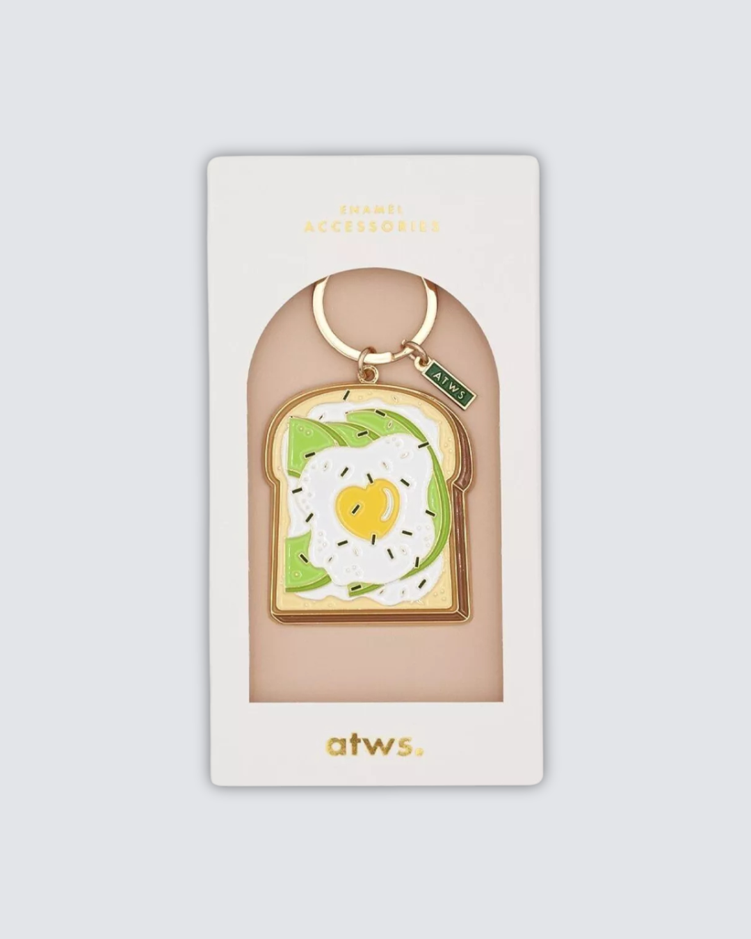 Llavero esmaltado con diseño de tostada con aguacate y huevo frito.