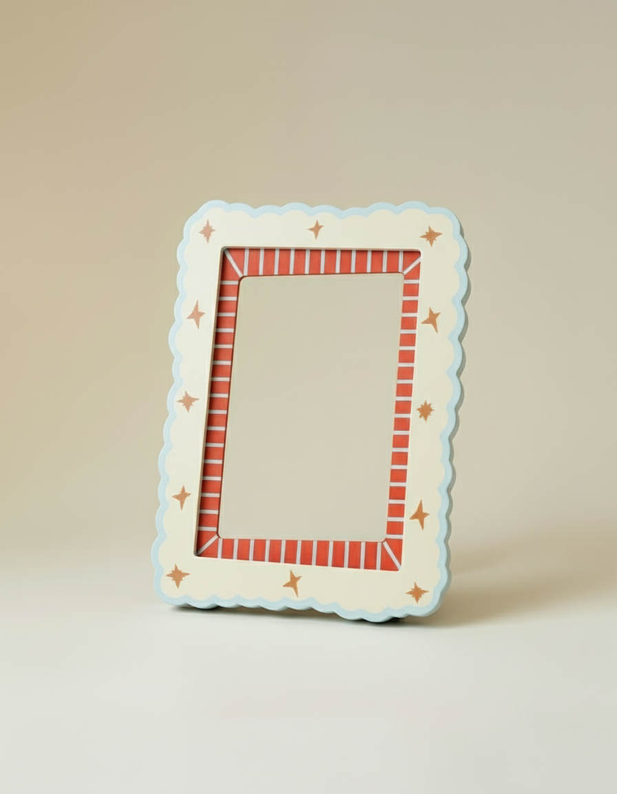 Detalle de las estrellas y borde interior rojo a rayas del marco de fotos de MDF