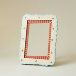 Detalle de las estrellas y borde interior rojo a rayas del marco de fotos de MDF