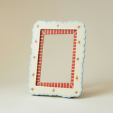 Detalle de las estrellas y borde interior rojo a rayas del marco de fotos de MDF