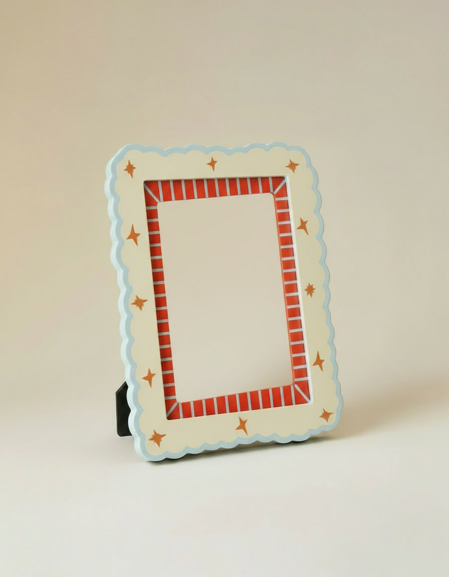 Marco de fotos decorativo de MDF en tonos crema y azul con borde rojo, vista frontal.