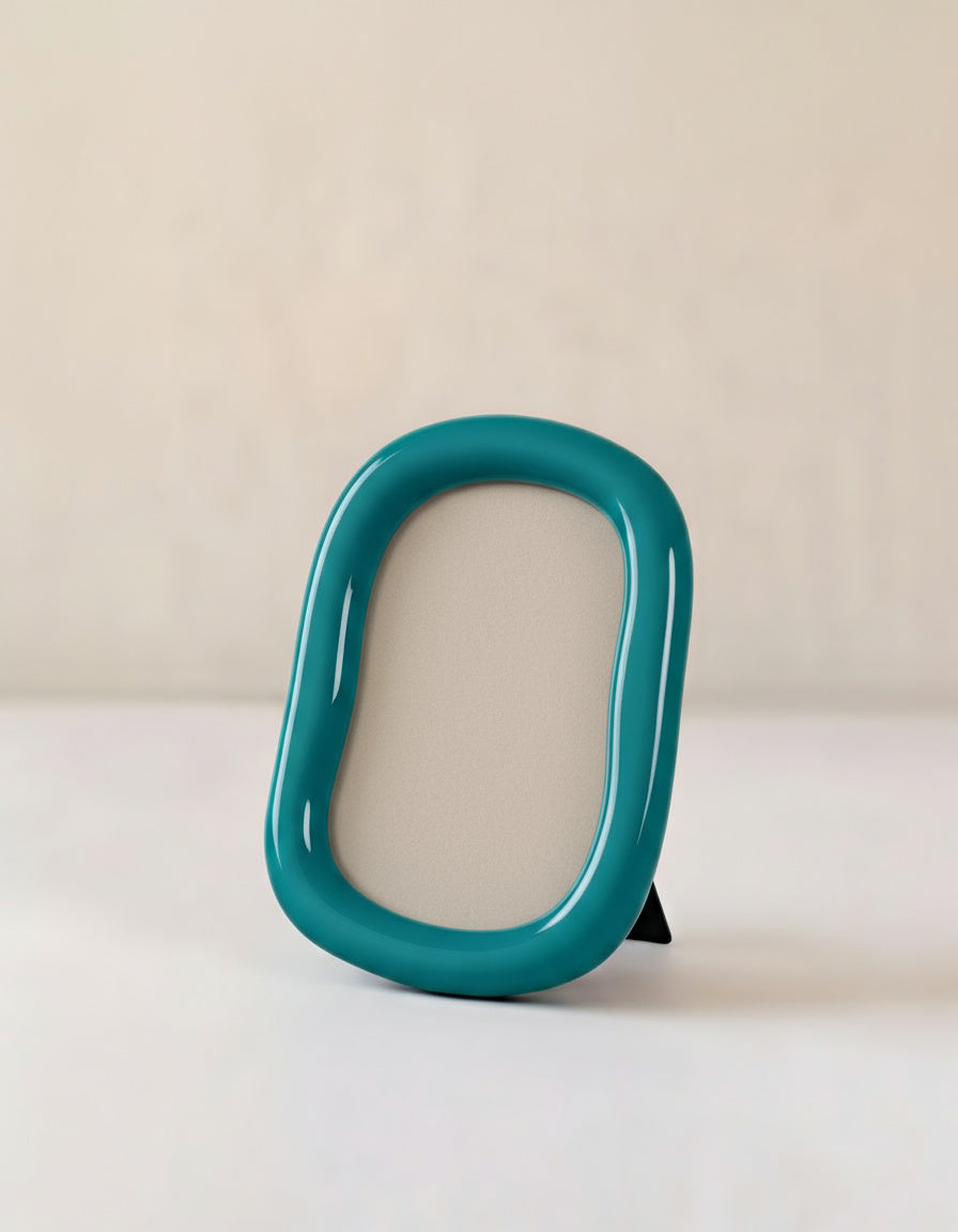 Detalle del borde curvo del marco de fotos turquesa de MDF