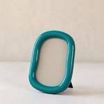 Detalle del borde curvo del marco de fotos turquesa de MDF