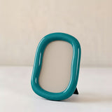 Detalle del borde curvo del marco de fotos turquesa de MDF