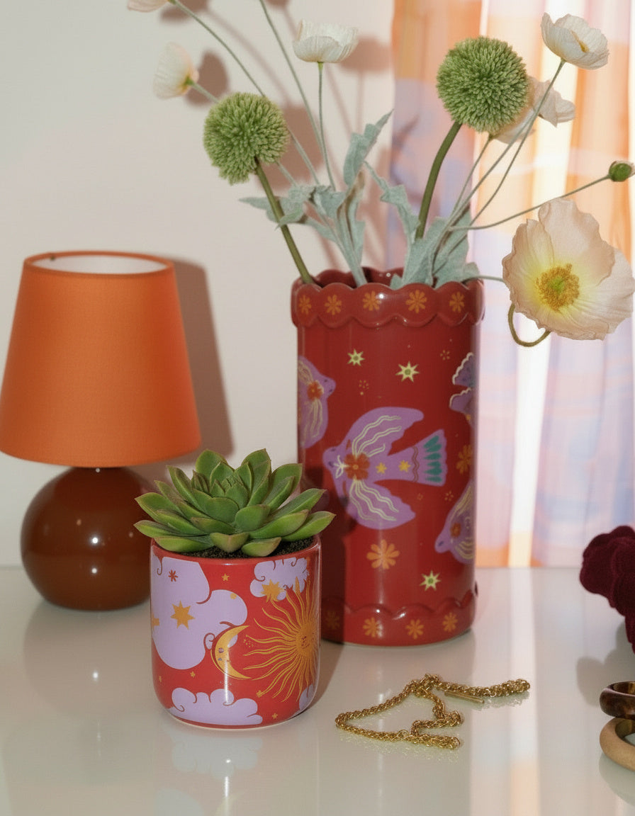 Mini macetero de cerámica roja con diseño de sol y luna, con suculenta encima