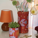 Mini macetero de cerámica roja con diseño de sol y luna, con suculenta encima