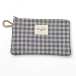 Mini neceser de tela vichy azul con etiqueta de tela, vista frontal.