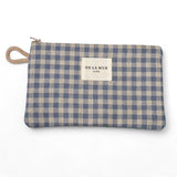 Mini neceser de tela vichy azul con etiqueta de tela, vista frontal.
