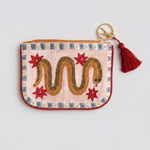 Vista frontal de monedero bordado con serpiente dorada, estrellas rojas, cremallera y borla.