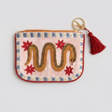 Vista frontal de monedero bordado con serpiente dorada, estrellas rojas, cremallera y borla.