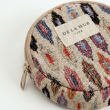 Detalle del monedero de jacquard con estampado étnico en tonos azul, rojo y beige.