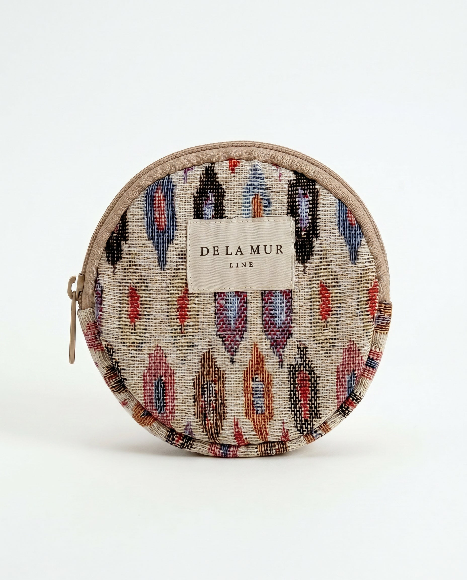 Monedero redondo de jacquard con estampado étnico multicolor y cierre de cremallera.