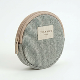 Monedero redondo de jacquard verde agua sobre fondo blanco.
