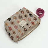 Detalle del tejido jacquard con estampado geométrico.