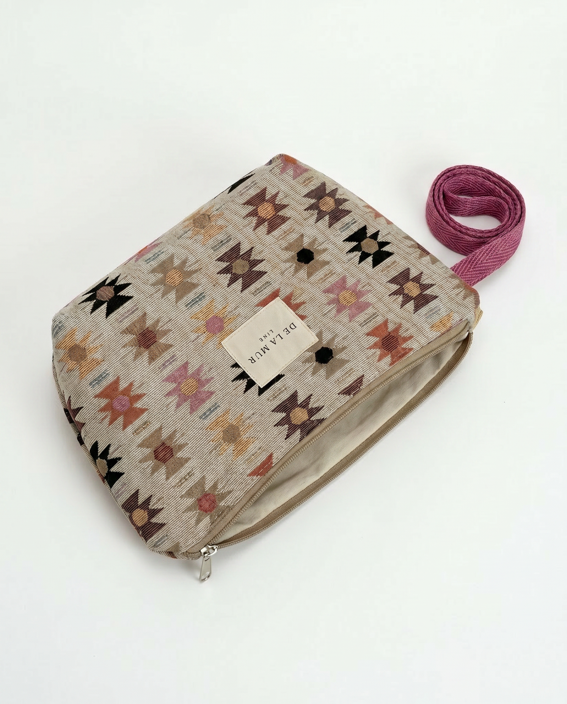 Detalle del tejido jacquard con estampado geométrico.