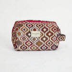 Neceser de jacquard con estampado geométrico en tonos granate, lila, mostaza y beige, vista frontal.