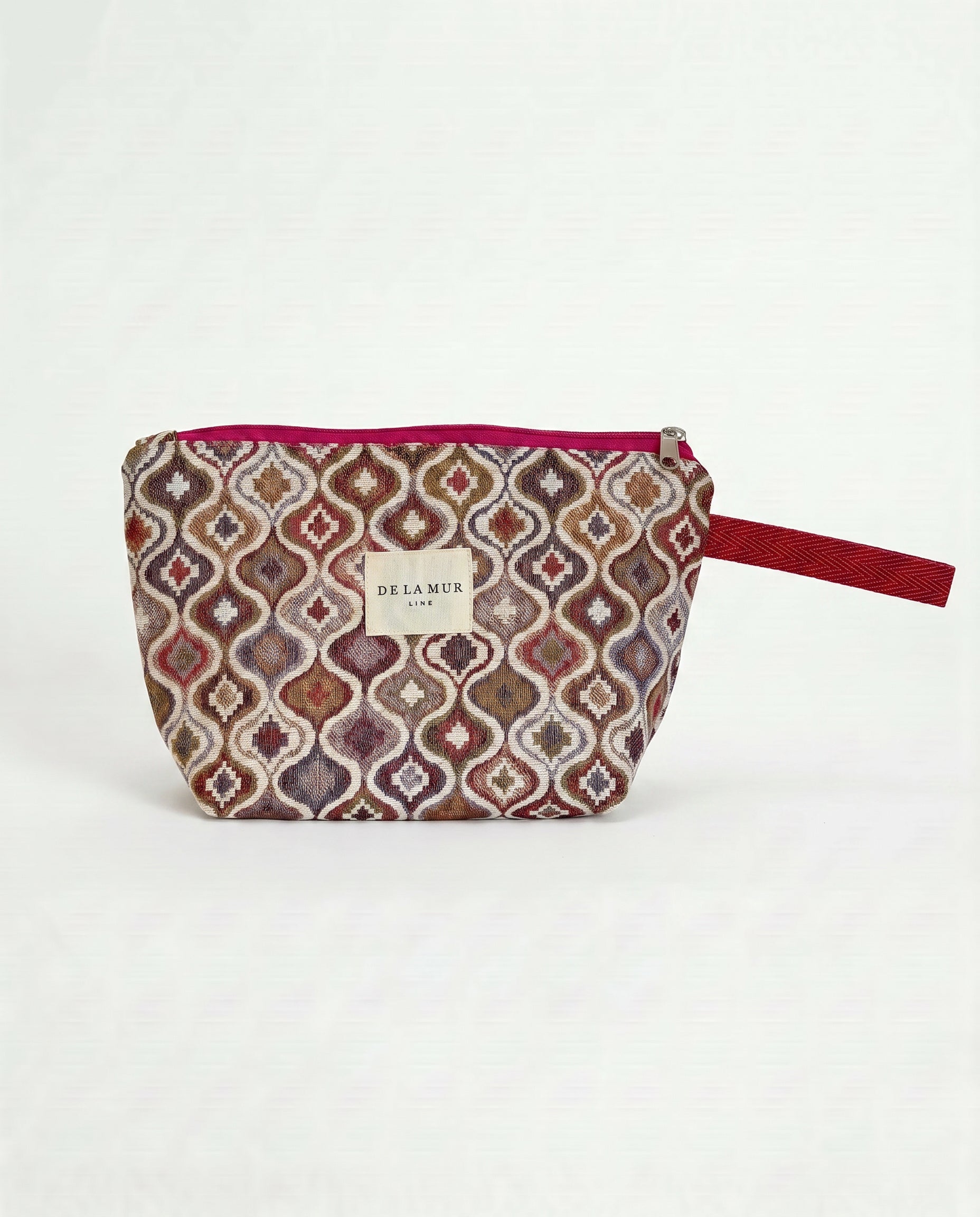 Neceser de jacquard con estampado geométrico en tonos rosa y lila, vista frontal.