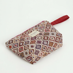 Parte trasera del neceser de jacquard con estampado geométrico.