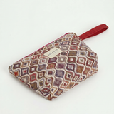 Parte trasera del neceser de jacquard con estampado geométrico.