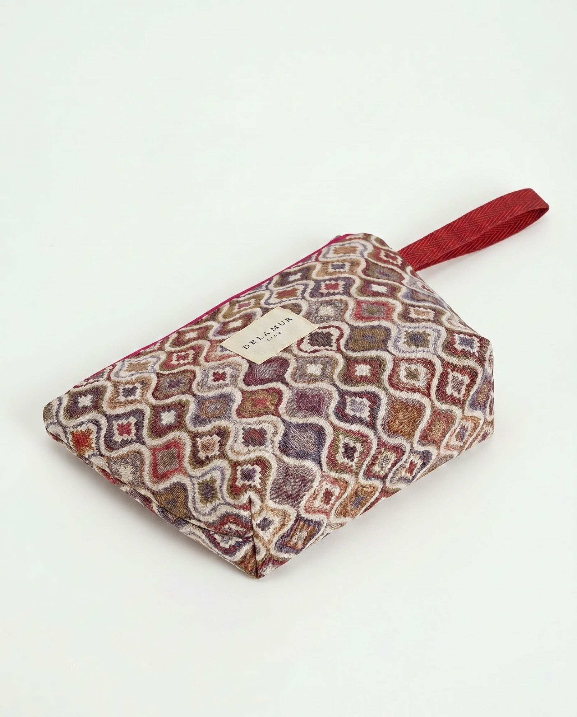 Parte trasera del neceser de jacquard con estampado geométrico.